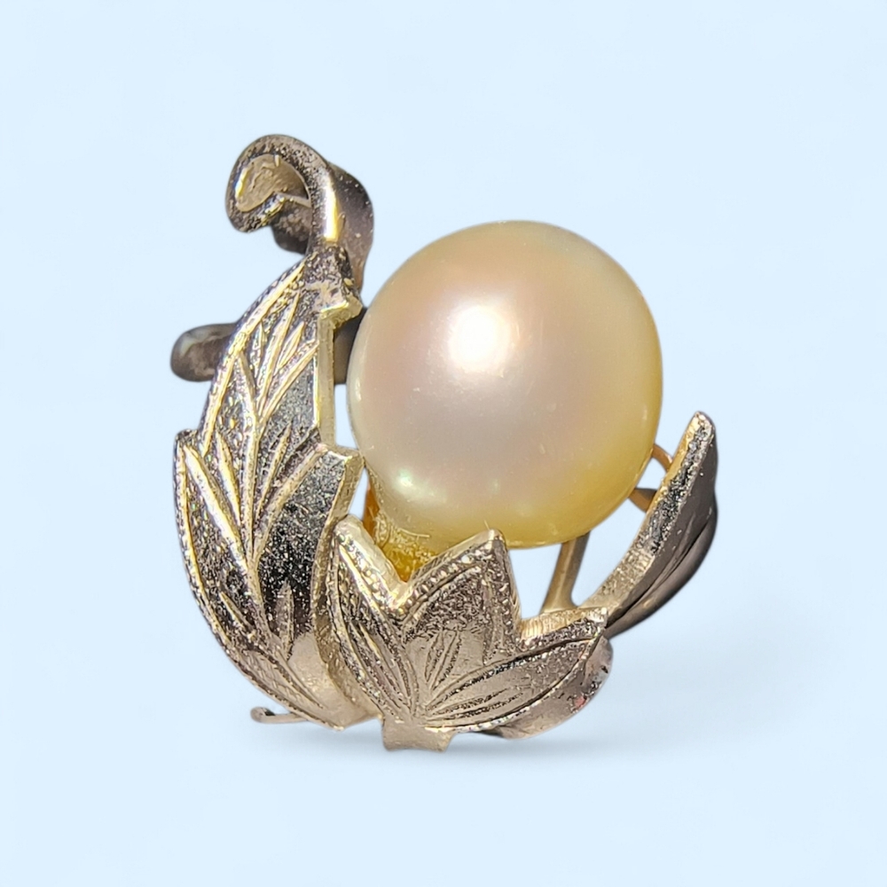 Cultured Pearl Floral Motif Ring In Silver Tone Setting